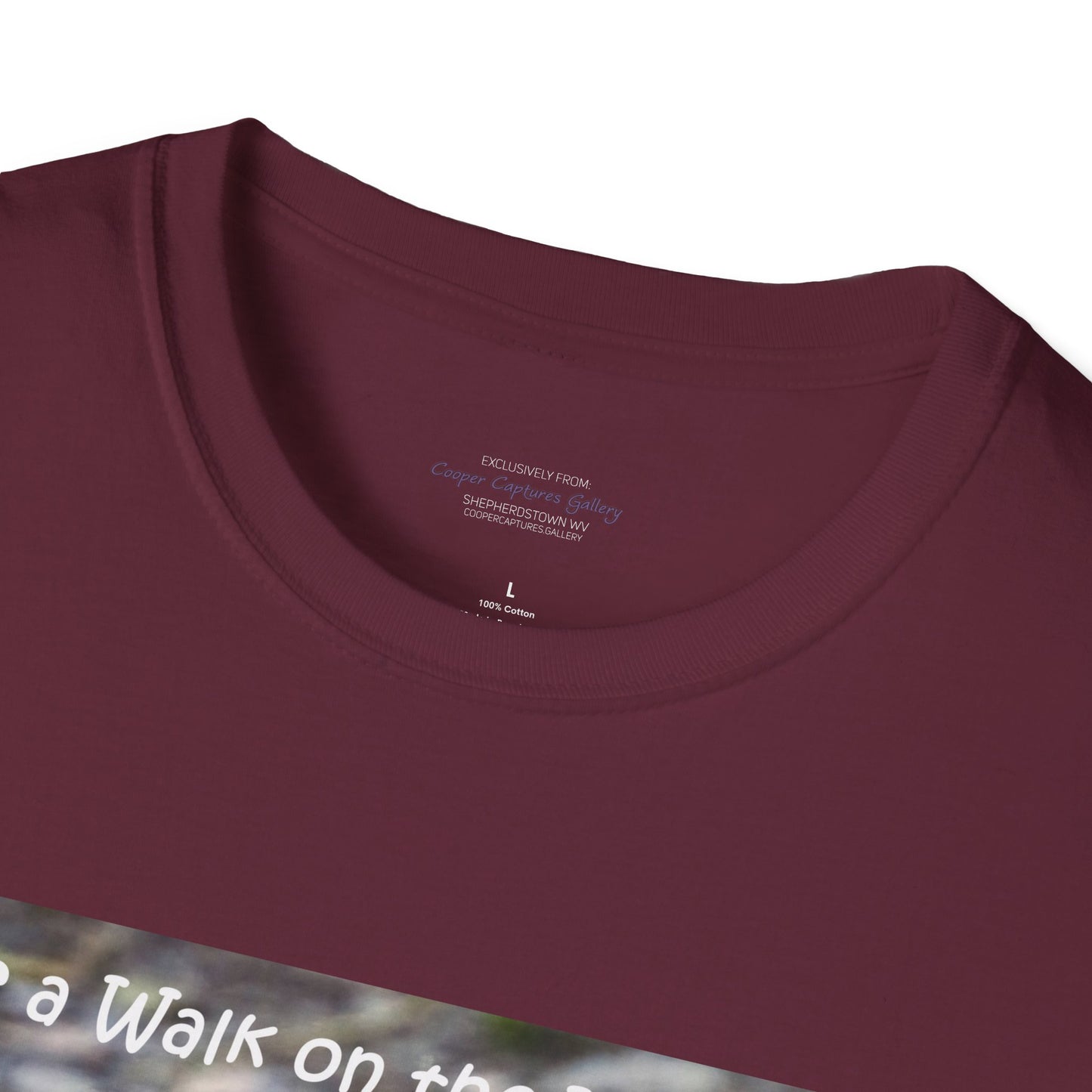 Curiously cute river otter - T-Shirt