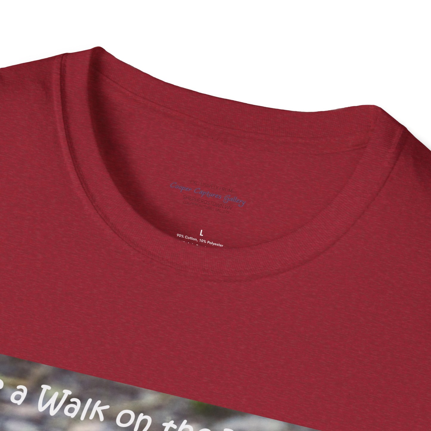 Curiously cute river otter - T-Shirt