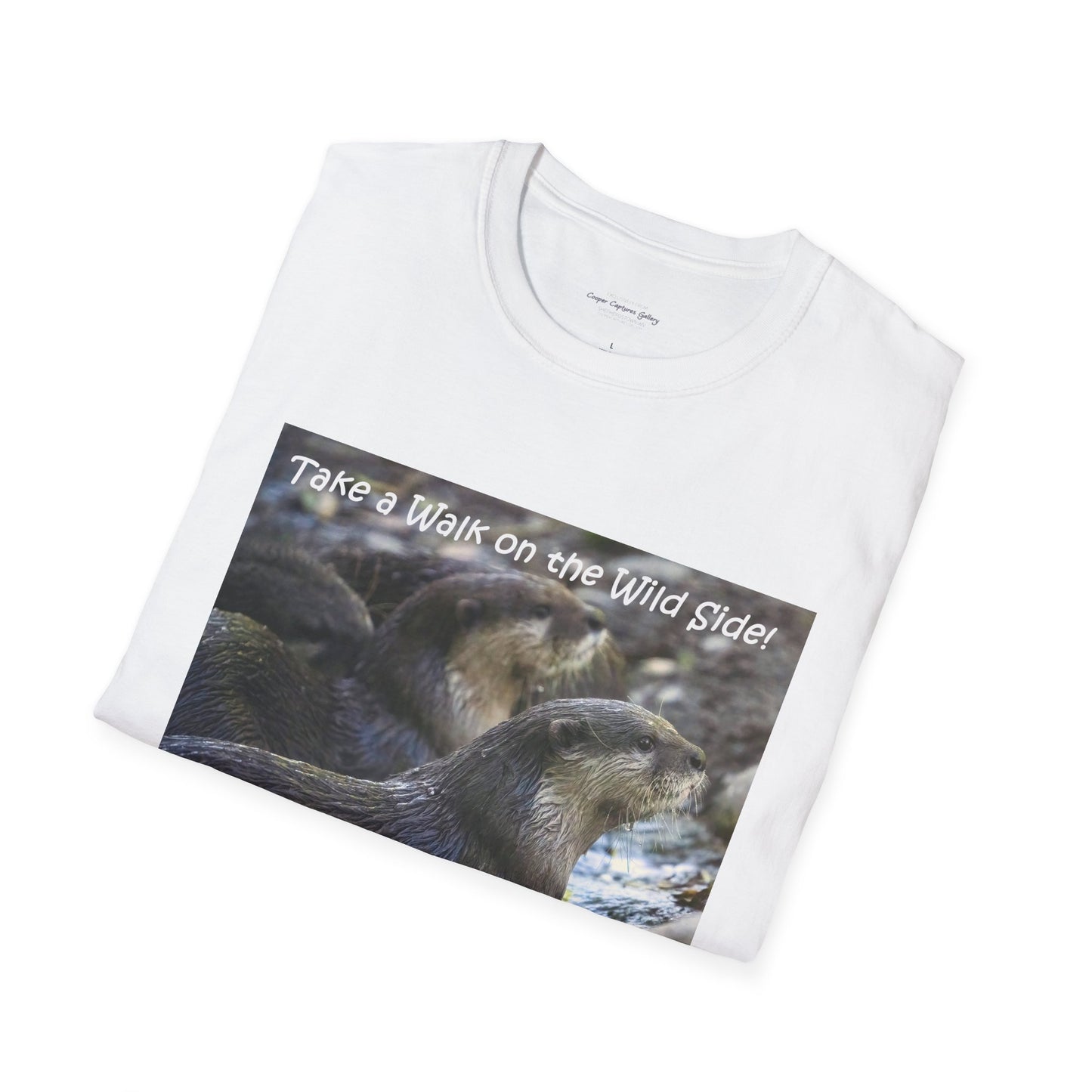 Curiously cute river otter - T-Shirt